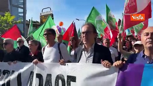 Bonelli e Fratoianni cantano Bella ciao alla marcia della pace Perugia-Assisi
