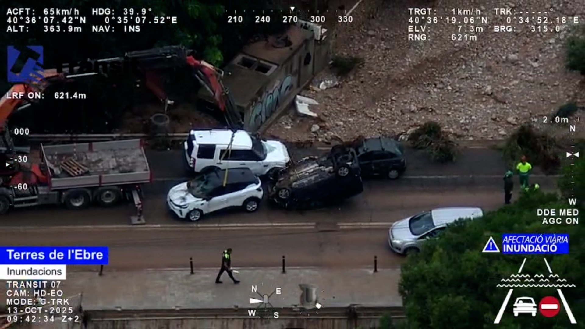 La Generalitat de Catalunya ha decretado esta noche el estado de emergencia en cinco comarcas del sur de Tarragona debido a las intensas lluvias provocadas por la DANA Alice. Las zonas afectadas son Montsi�, Baix Ebre, Ribera d&rsquo;Ebre, Baix Camp y Terra Alta. Como medida preventiva, se han suspendido las clases, cerrado los centros de d�a para mayores y personas vulnerables, y se han cancelado los servicios sanitarios no urgentes.

Las precipitaciones han provocado el desbordamiento de rieras y barrancos, arrastrando veh�culos, contenedores y mobiliario urbano. En municipios como La R�pita, el agua ha alcanzado hasta 1,5 metros de altura, inundando bajos comerciales y aparcamientos.

La Cruz Roja ha atendido a unas 500 personas en diferentes pabellones e infraestructuras municipales del Montsi�, en el delta del Ebro, debido a las inundaciones. Adem�s, m�s de 200 personas han pasado la noche en un pabell�n habilitado por el Ayuntamiento de Amposta, tras quedar atrapadas por los cortes de circulaci�n en la AP-7 y la N-340, afectados por las lluvias torrenciales de las �ltimas horas.

Las autoridades recomiendan extremar precauciones y seguir las actualizaciones oficiales.