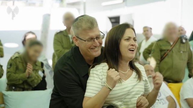 L'armée israélienne montre des images des otages libérés, liesse à Tel-Aviv