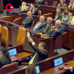 SON DAKİKA: Başkan Trump'ın konuşmasını bölen bir protestocu Knesset'ten çıkarıldı.