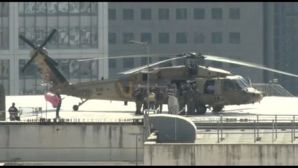 Tel Aviv, gli ostaggi liberi atterrano sul tetto dell'ospedale Ichilov
