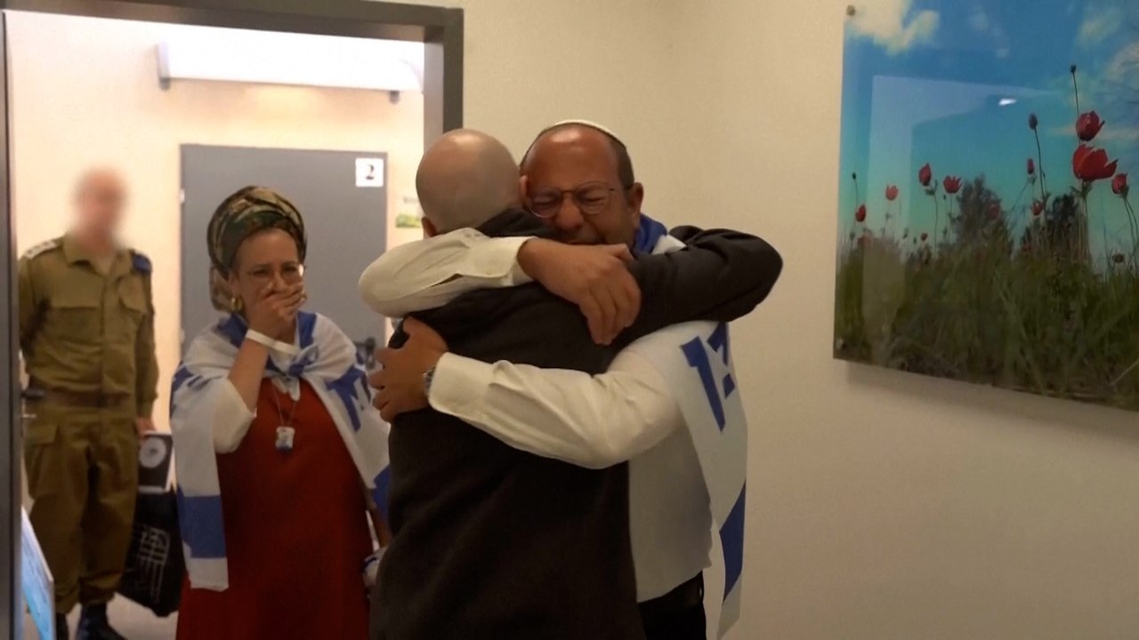 Emotivos reencuentros entre los rehenes israelíes liberados por Hamas y sus familiares