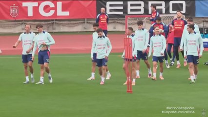 El gracioso juego de la selección española en el entrenamiento; muchas risas y dos castigados
