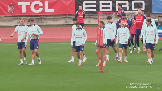 El gracioso juego de la selección española en el entrenamiento; muchas risas y dos castigados