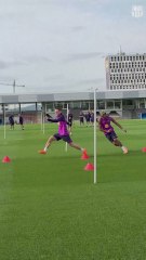 Risas y buen rollo en el entrenamiento del Barça