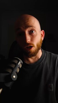 🧬 Il prétend avoir 14 000 ans.Ses amis sont profs, rationnels, brillants.Mais plus il parle… plus le doute s’installe.🎥 The Man from Earth : un huis clos fascinant, où une simple discussion remet en question l’histoire entière de l’humanité.