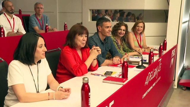 El CIS coloca al PSOE quince puntos por encima del PP, con Vox pisando los talones a Feijóo