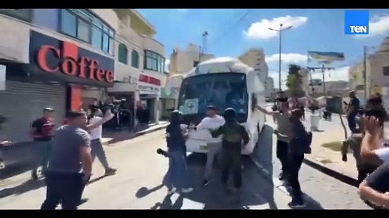 باقون ما بقي الزعتر والزيتون.. دفعة من الأسرى المحررين يصلون رام الله بعد الإفراج عنهم في إطار صفقة