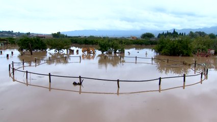 Vecinos de Tortosa y Santa Bàrbara limpian sus casas tras el paso de la dana 'Alice'