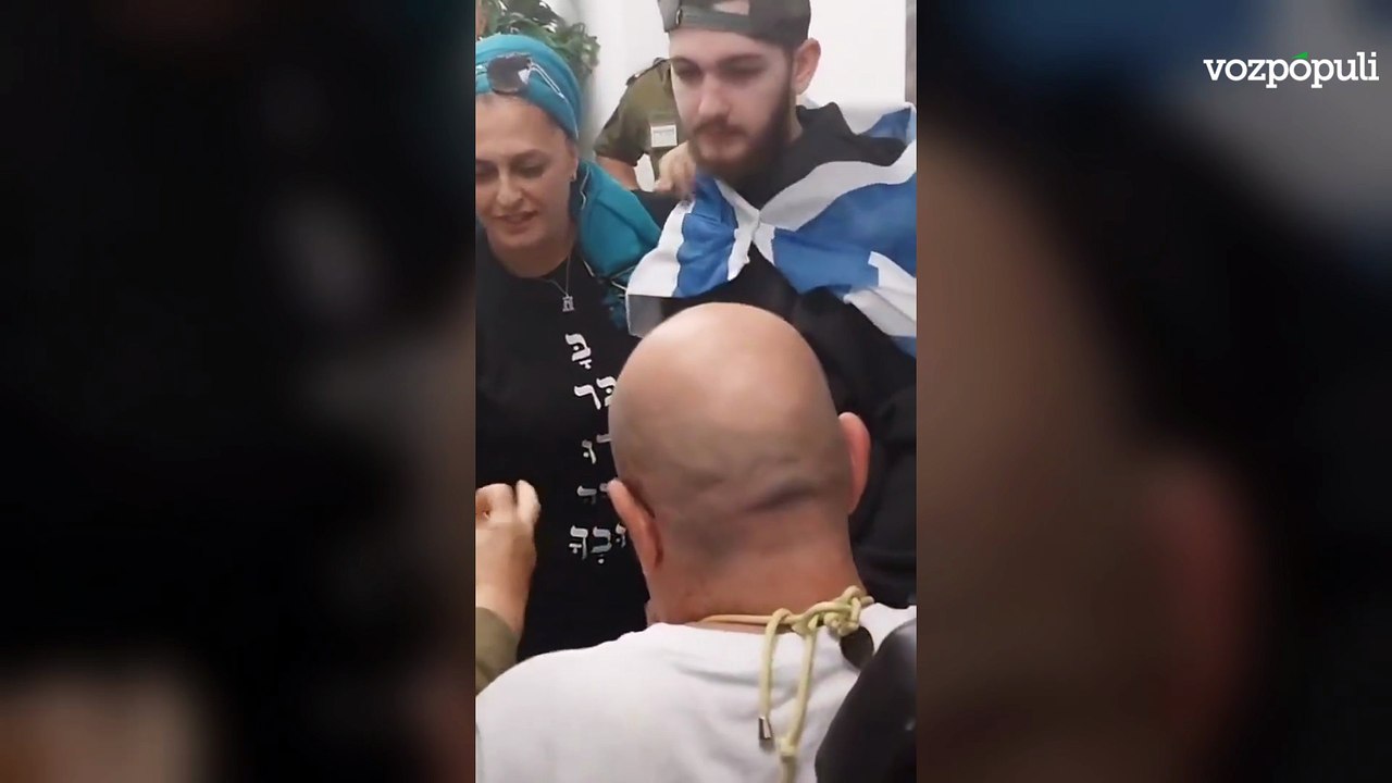 Se levanta de la silla de ruedas para abrazar a su hijo secuestrado por Hamás