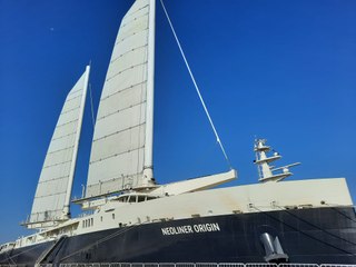 Le plus gros cargo à voiles du monde inauguré à Nantes