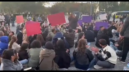 Van Yüzüncüyıl Üniversitesi Rojin Kabaiş için ayakta