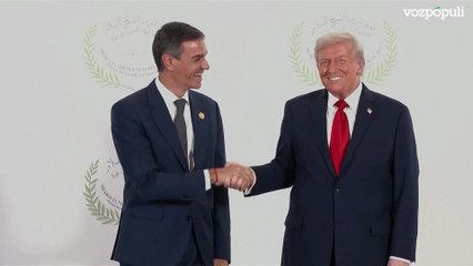 El forzado saludo de Trump a Sánchez: 13 segundos, sonrisas artificiales y dos palmadas en la mano
