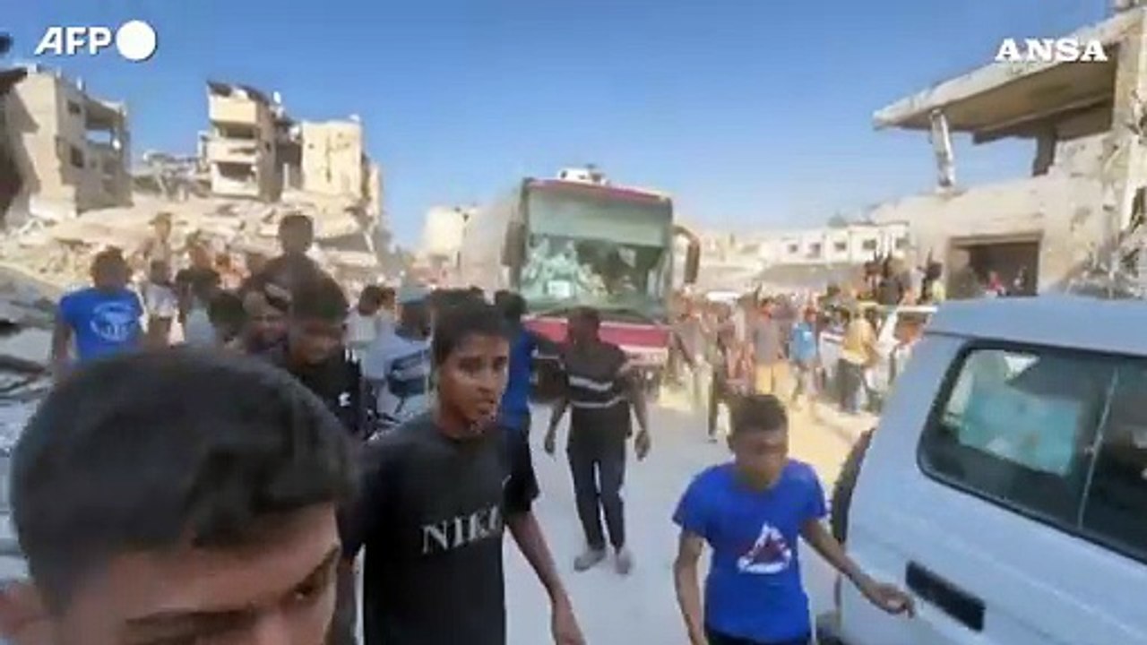 Gaza, autobus carichi di palestinesi liberati da Israele arrivano a Khan Yunis