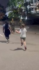 Ce petit garçon salue ces deux militaires en pleine rue