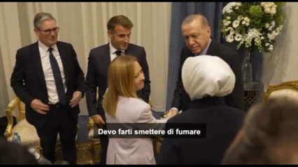Leader in Egitto per Gaza, Erdogan scherza con Meloni: smetti di fumare