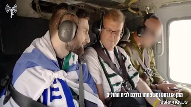 L'abbraccio degli ostaggi israeliani liberati con le famiglie