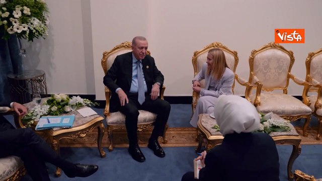 Meloni in Egitto per firma accordi pace Gaza, il vertice con i leader