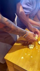 Martín Migueles cocinando con las hijas de Wanda Nara