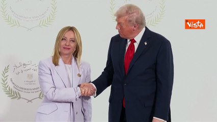 Meloni in Egitto per firma accordi pace Gaza, la stretta di mano con Trump