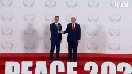 El saludo cordial de Trump y Pedro Sánchez en la firma del plan de paz de Gaza