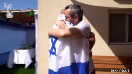 L'abbraccio degli ostaggi israeliani liberati con le famiglie