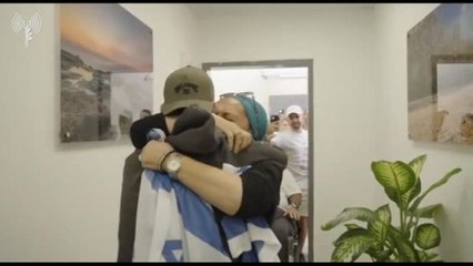 L'abbraccio degli ostaggi israeliani liberati con le famiglie