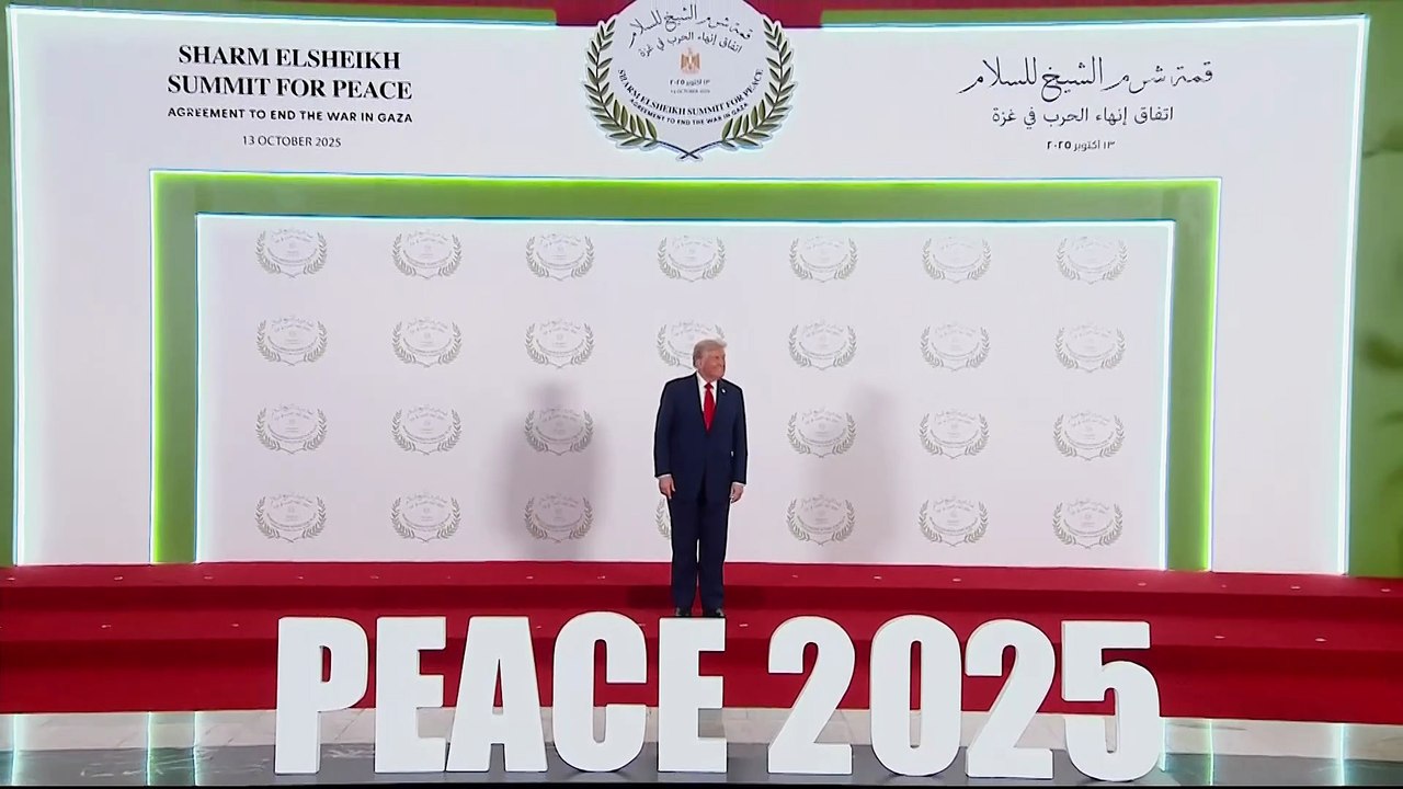 Sánchez y Trump protagonizan un saludo cordial en la firma del plan de paz para Gaza