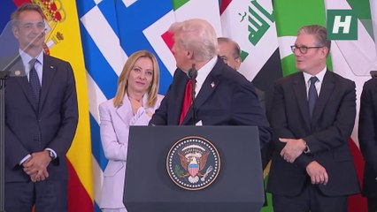 Las breves palabras de Trump a Sánchez en la Firma del Plan de Paz: "¿Estáis trabajando aquí sobre el PIB?"