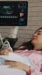 Miran escucha los latidos del corazón de su bebé ❤️