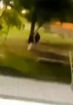 moradores enfrentam criminosos no Recreio e impedem assalto em praça