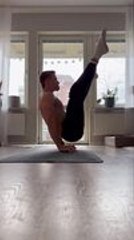 Man Impressively Demonstrates His Core Power