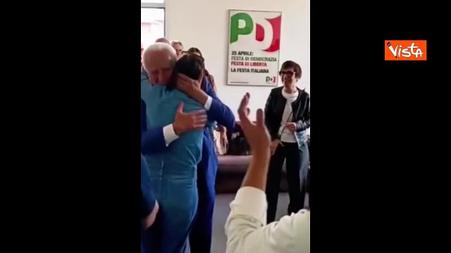 Regionali Toscana, Elly Schlein abbraccia Giani dopo la vittoria