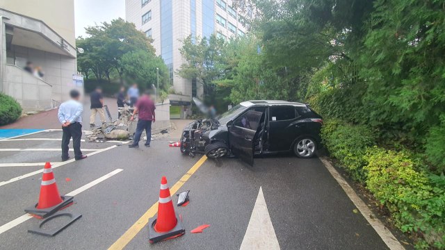 고의로 대학교 담벼락 들이받은 30대 남성 검거 / YTN
