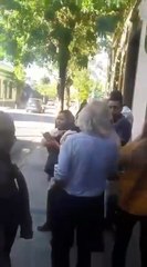 INDIGNANTE: militante libertario golpeó a una mujer en plena calle