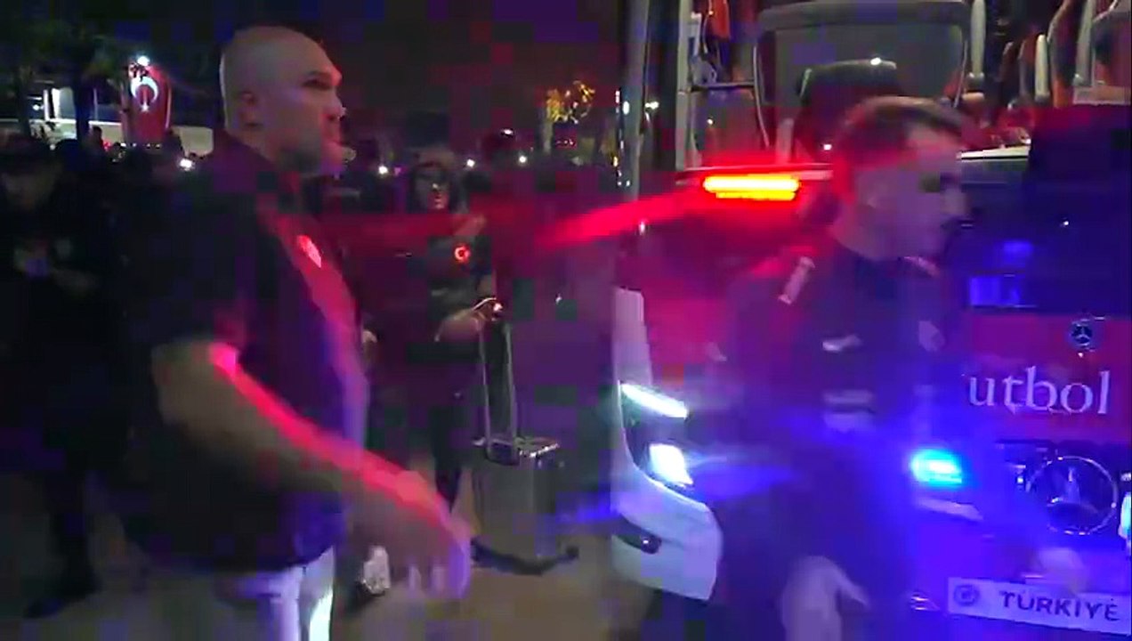 A Milli Futbol Takımı'na Kocaeli'nde coşkulu karşılama!