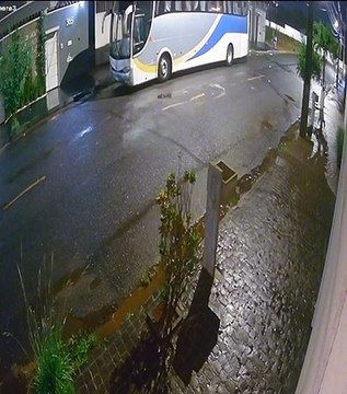 Ônibus são queimados e vídeo flagra homem ateando fogo nos veículos