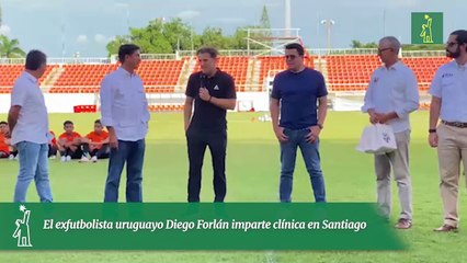 El exfutbolista uruguayo Diego Forlán imparte clínica en Santiago