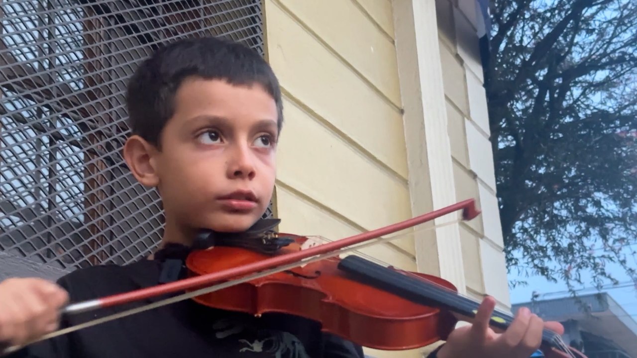mqn-El niño violinista que llena de música las...