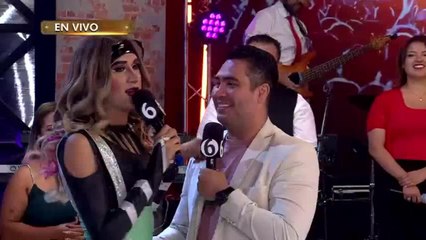 'El Pollo' queda cuativado con esta invitada