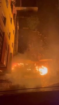 Şanlıurfa’nın Haliliye ilçesinde gece saatlerinde çıkan otluk alan yangını, korku dolu anlara neden oldu.