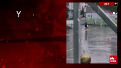 Iğdır'da yağmur altında İstiklal Marşı'na eşlik eden öğrenci duygulandırdı