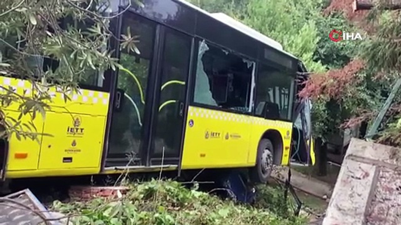 İstanbul'da freni patlayan belediye otobüsü bahçe duvarında asılı kaldı
