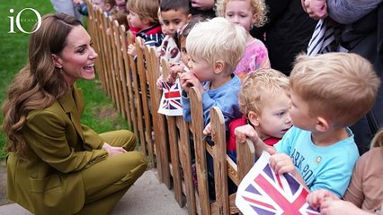 Kate Middleton, elegante e moderna nel suo tailleur verde oliva