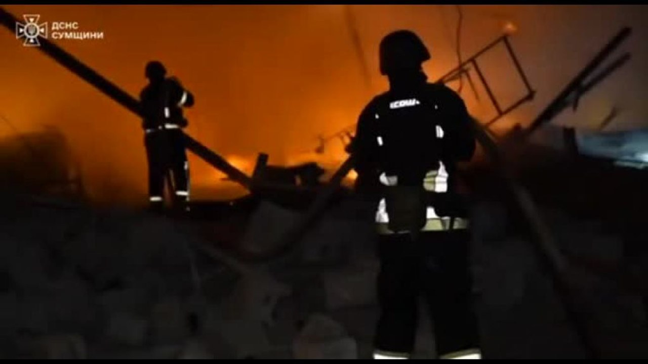 Ucraina, vigili del fuoco domano fiamme dopo attacco russo su Sumy