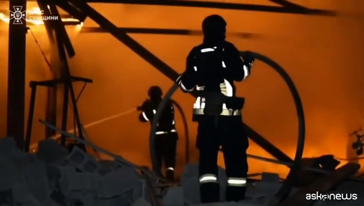 Ucraina, vigili del fuoco domano fiamme dopo attacco russo su Sumy
