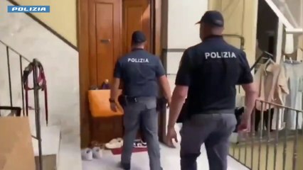 Milano, una 73enne nascondeva in casa gioielli e soldi sottratti agli anziani con le truffe: la perquisizione in casa