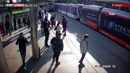 Tramvayın altında kalmaktan son anda böyle kurtuldu