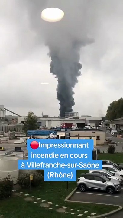 Un impressionnant incendie en cours à Villefranche-sur-Saône (Rhône), près de Lyon