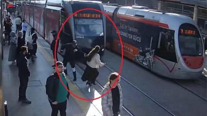 Tramvayın altın kalmaktan güvenlik görevlisi kurtardı; o anlar kamerada